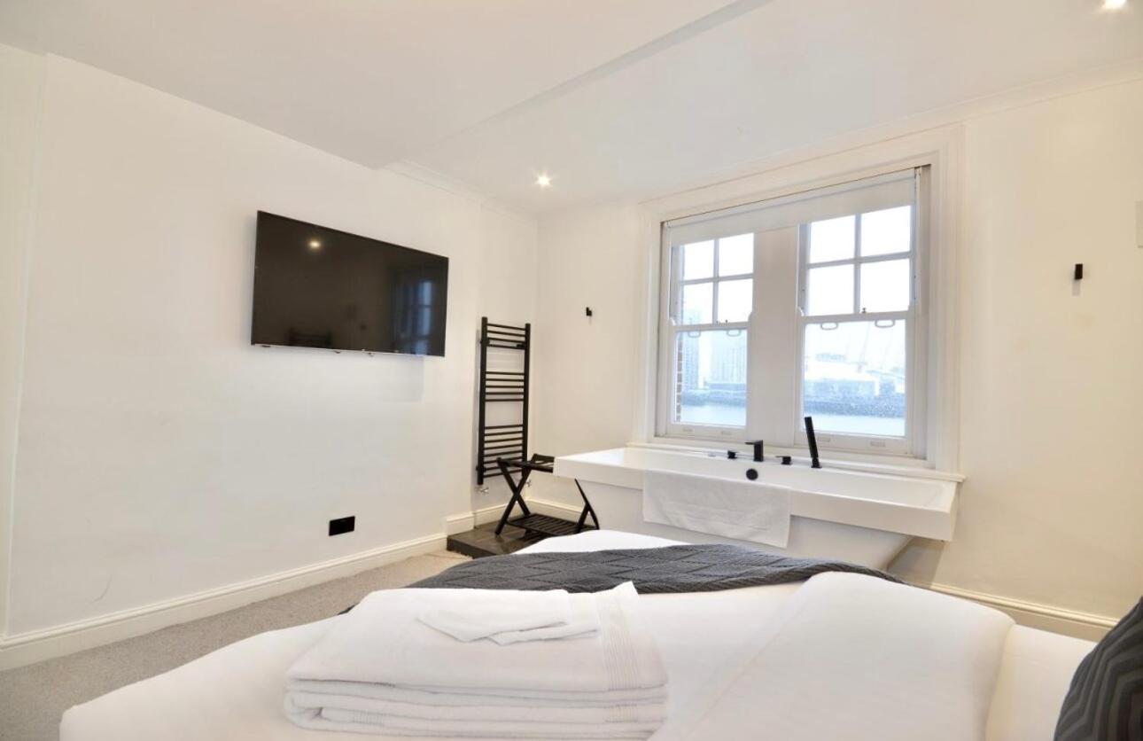 Appartement 3 X Bedroom Riverside Flat With Hot Tub On Roof Terrace Londen