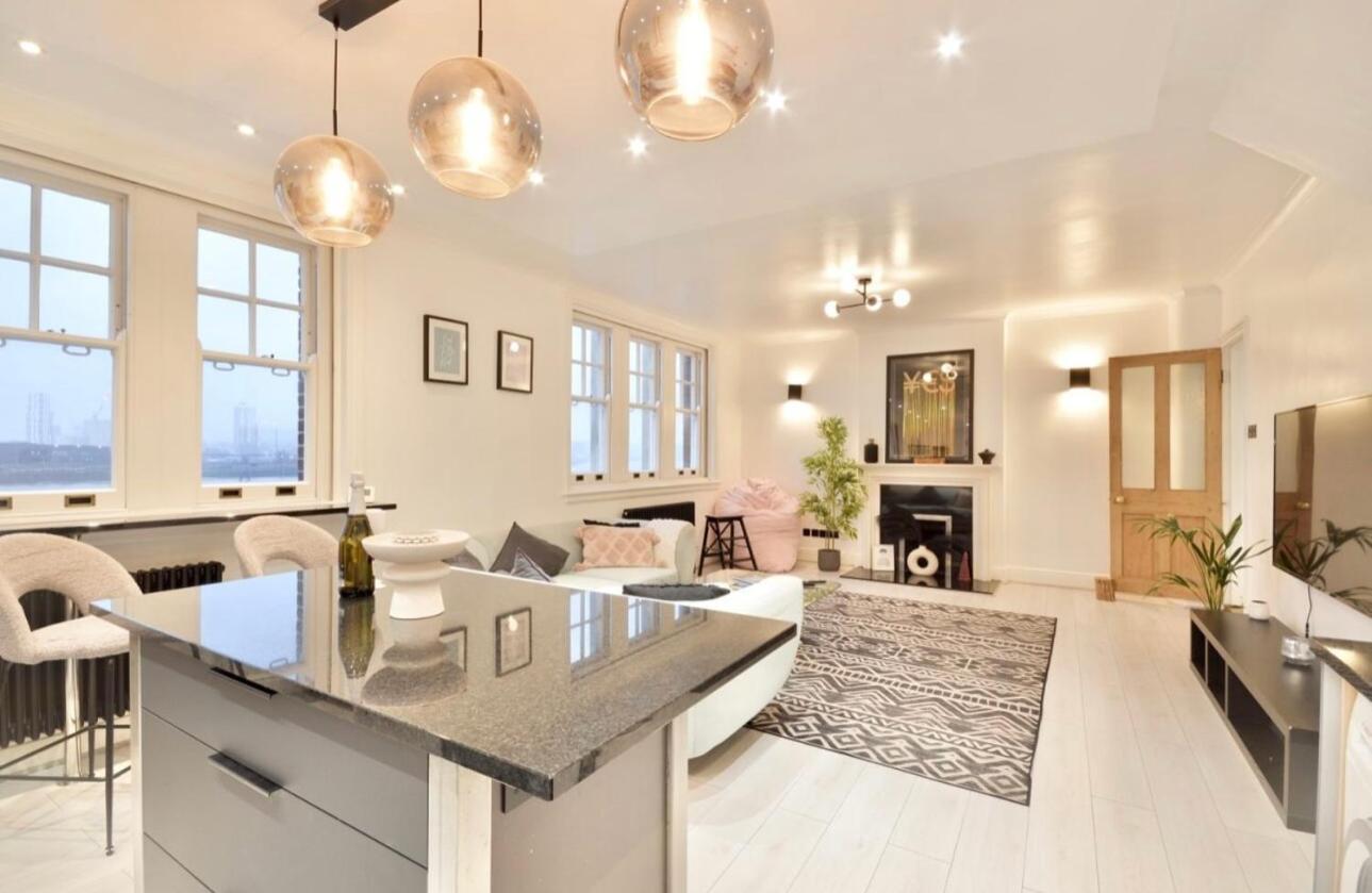 3 X Bedroom Riverside Flat With Hot Tub On Roof Terrace *