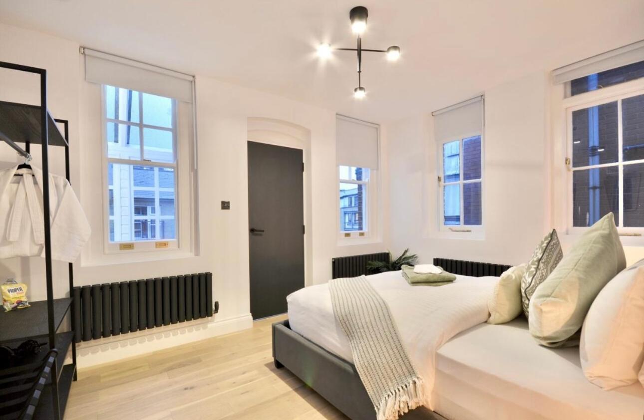 Newly Refurbished W/ River Views Lägenhet London