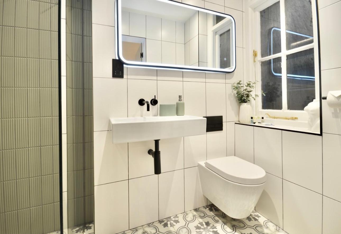 Newly Refurbished W/ River Views Lägenhet London