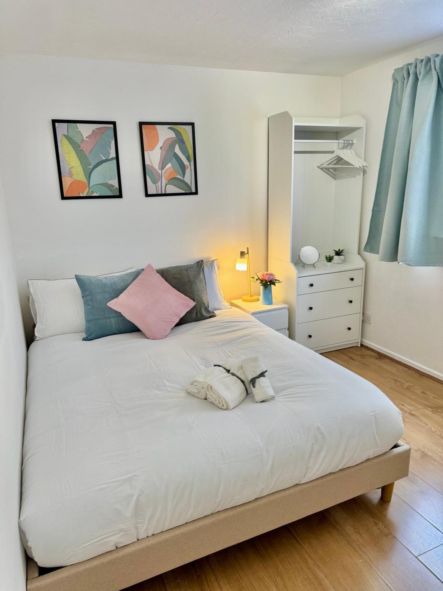 Tranquil 2 Bed Near Downtown & Free Parking Appartement Londen