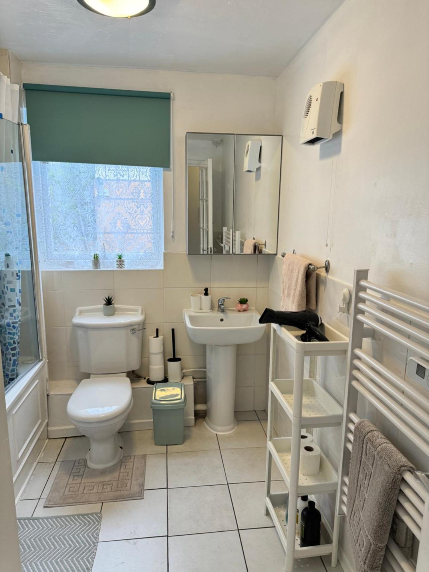 Appartement Tranquil 2 Bed Near Downtown & Free Parking Londen