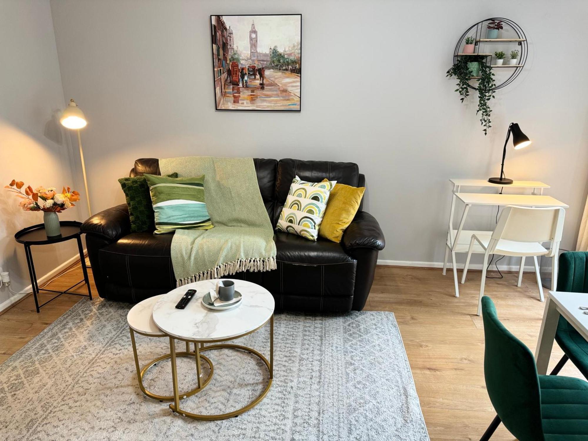 Tranquil 2 Bed Near Downtown & Free Parking Appartement Londen
