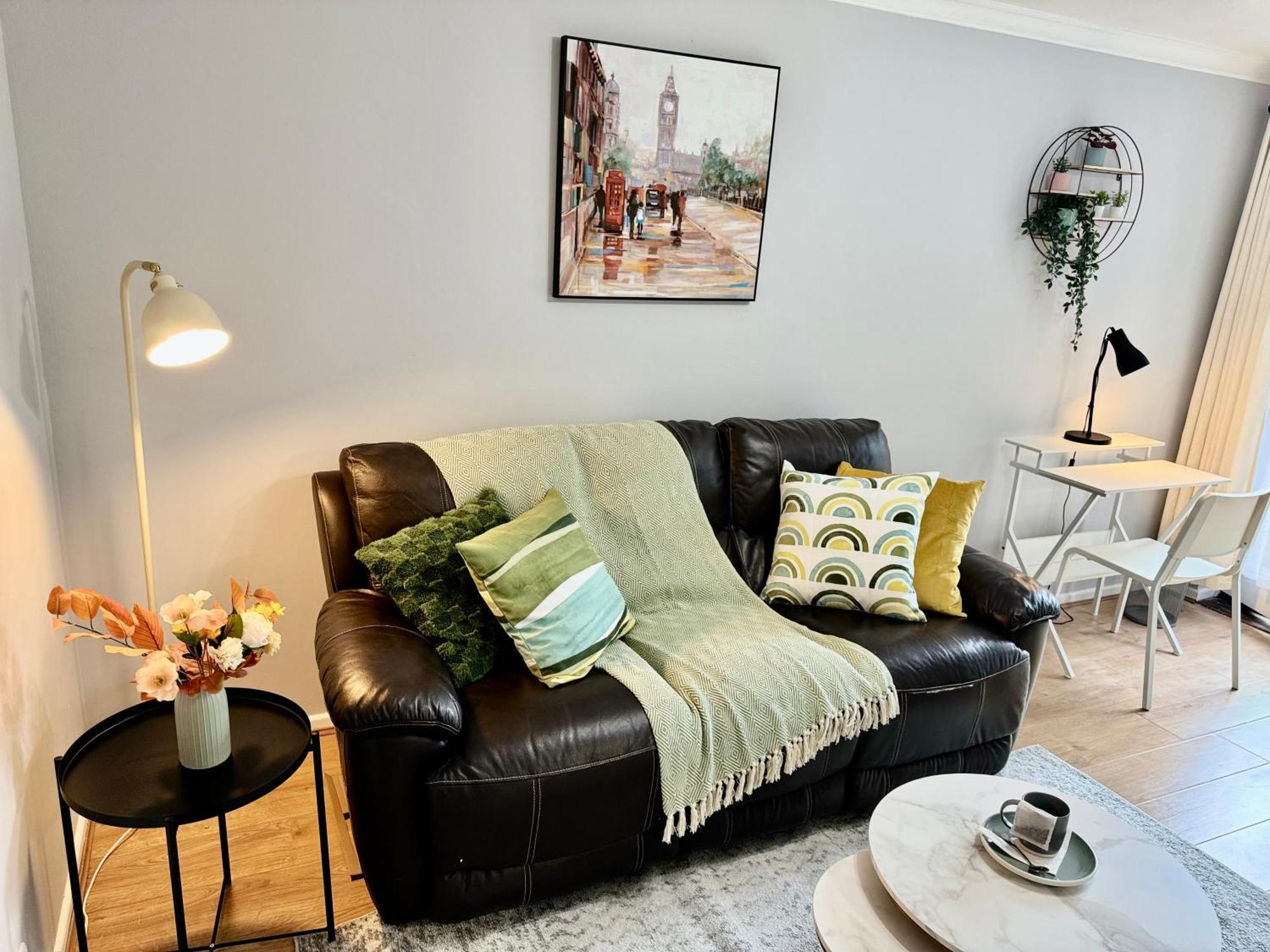 Tranquil 2 Bed Near Downtown & Free Parking Appartement Londen