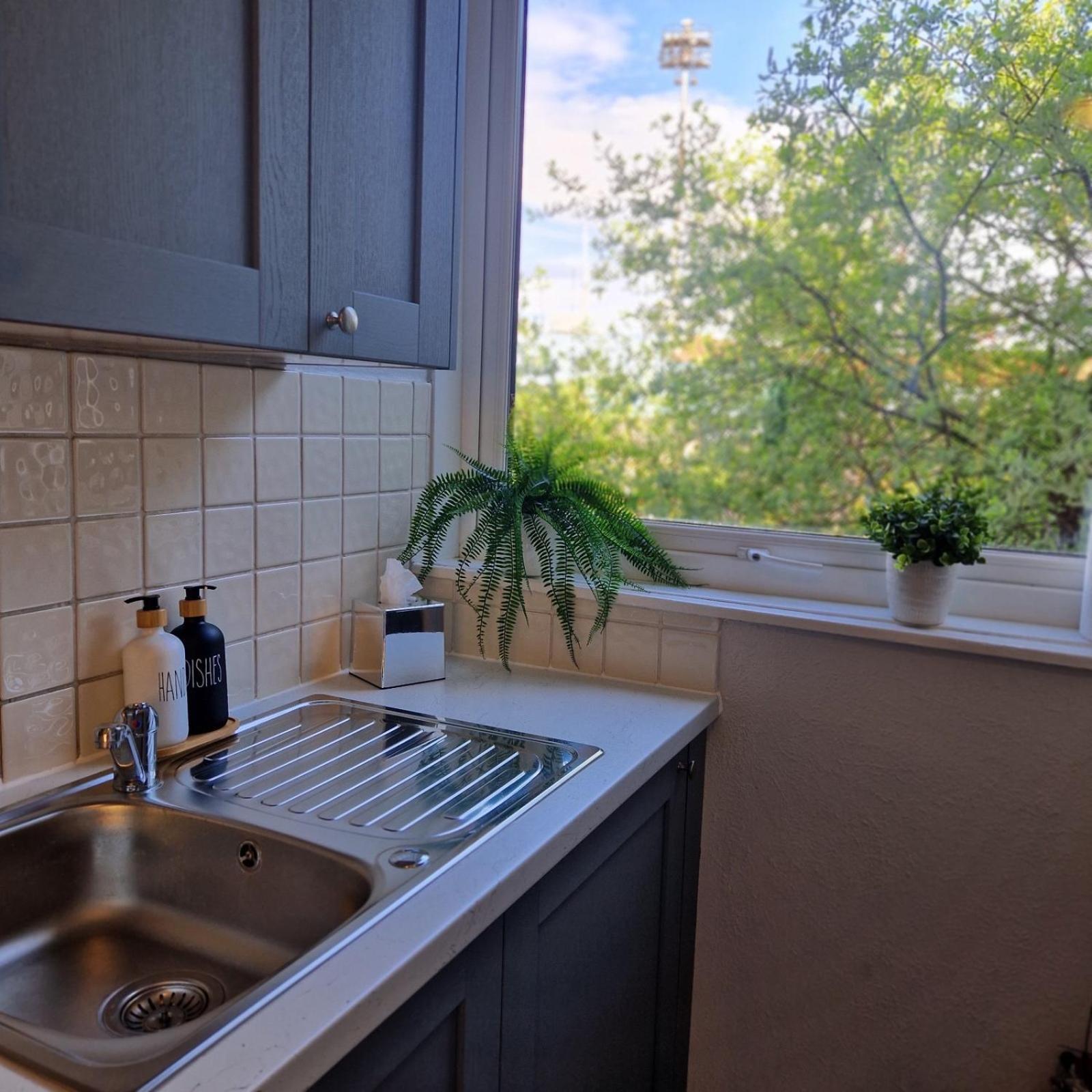 Modern Spacious 1 Bed Flat Westfield Shepherds Bush Free Wifi London