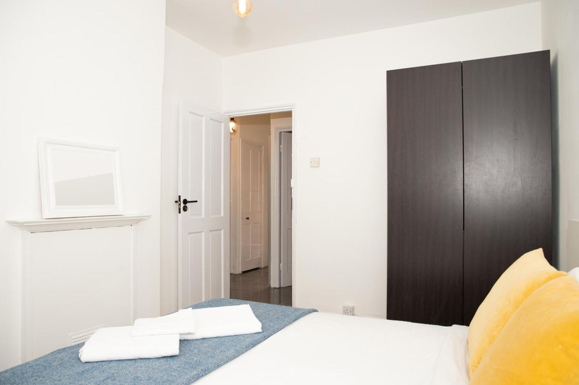 Spacious And Peaceful Flat Apartment