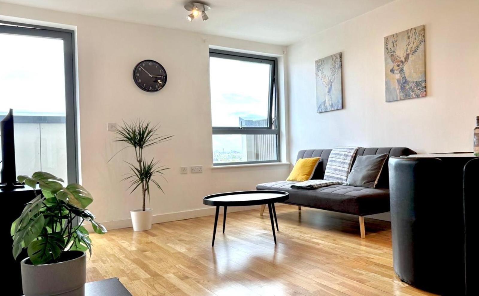 Stylish 2-bed Flat With Parking Apartment