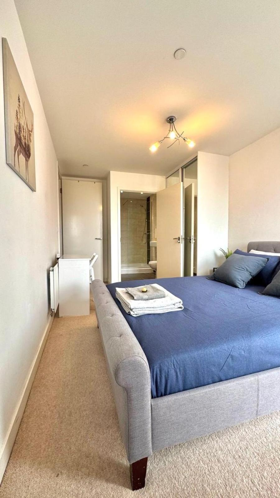 Stylish 2-bed Flat With Parking