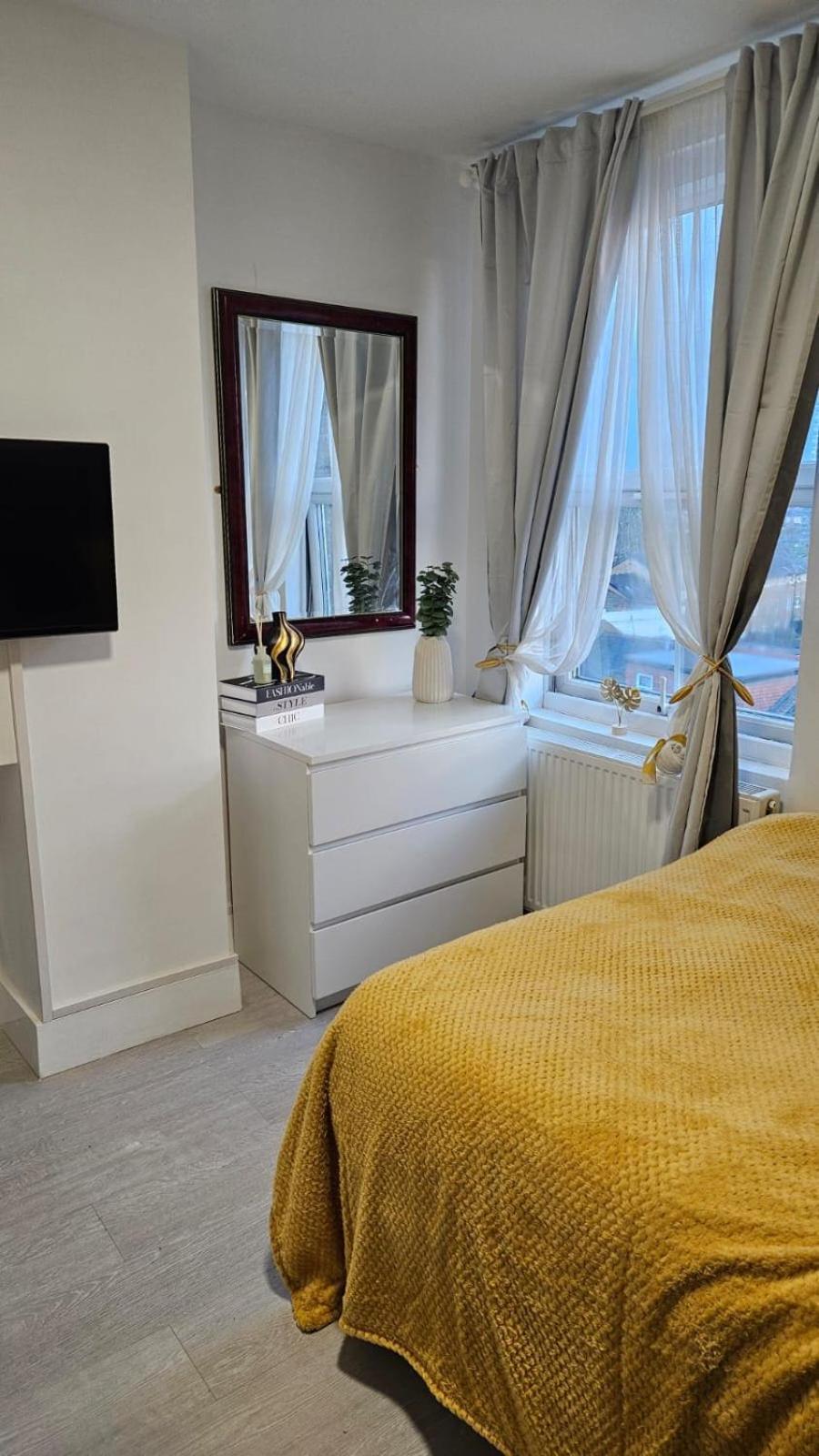 Spacious With Separate The Kitchen 4a London