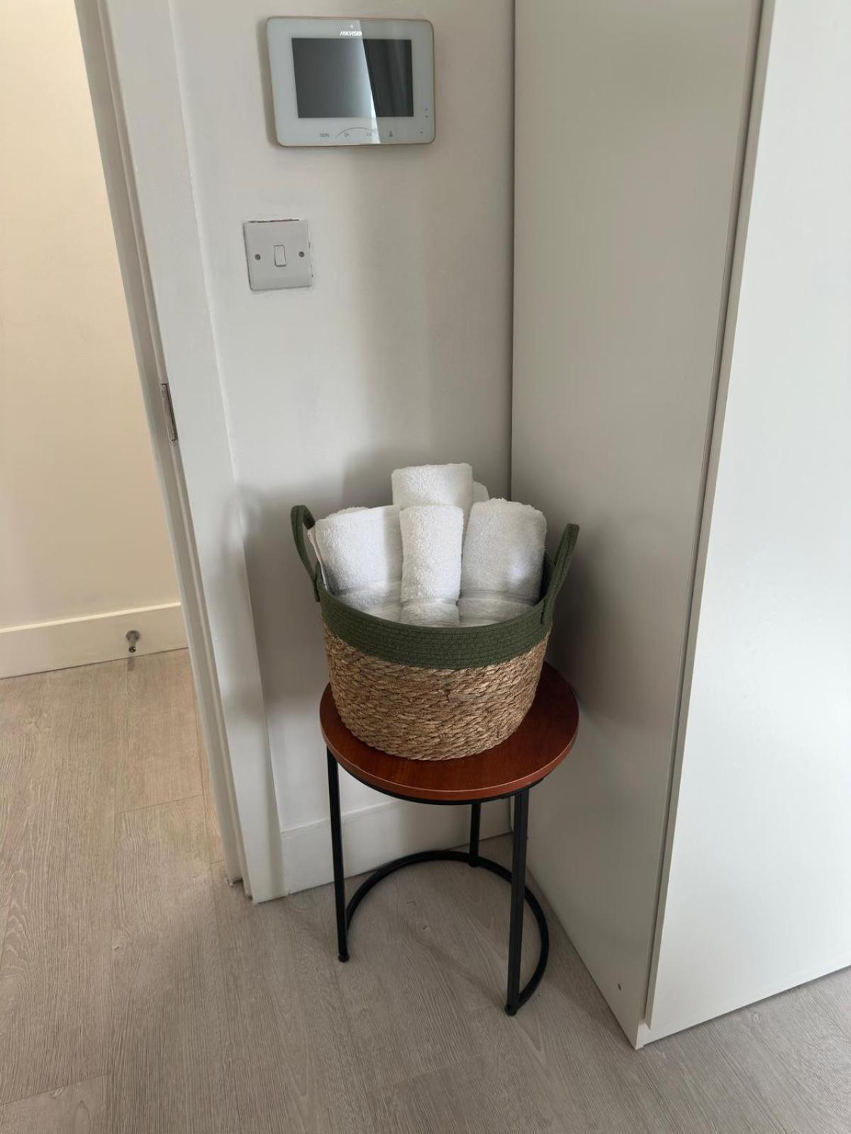 Spacious With Separate The Kitchen 4a London