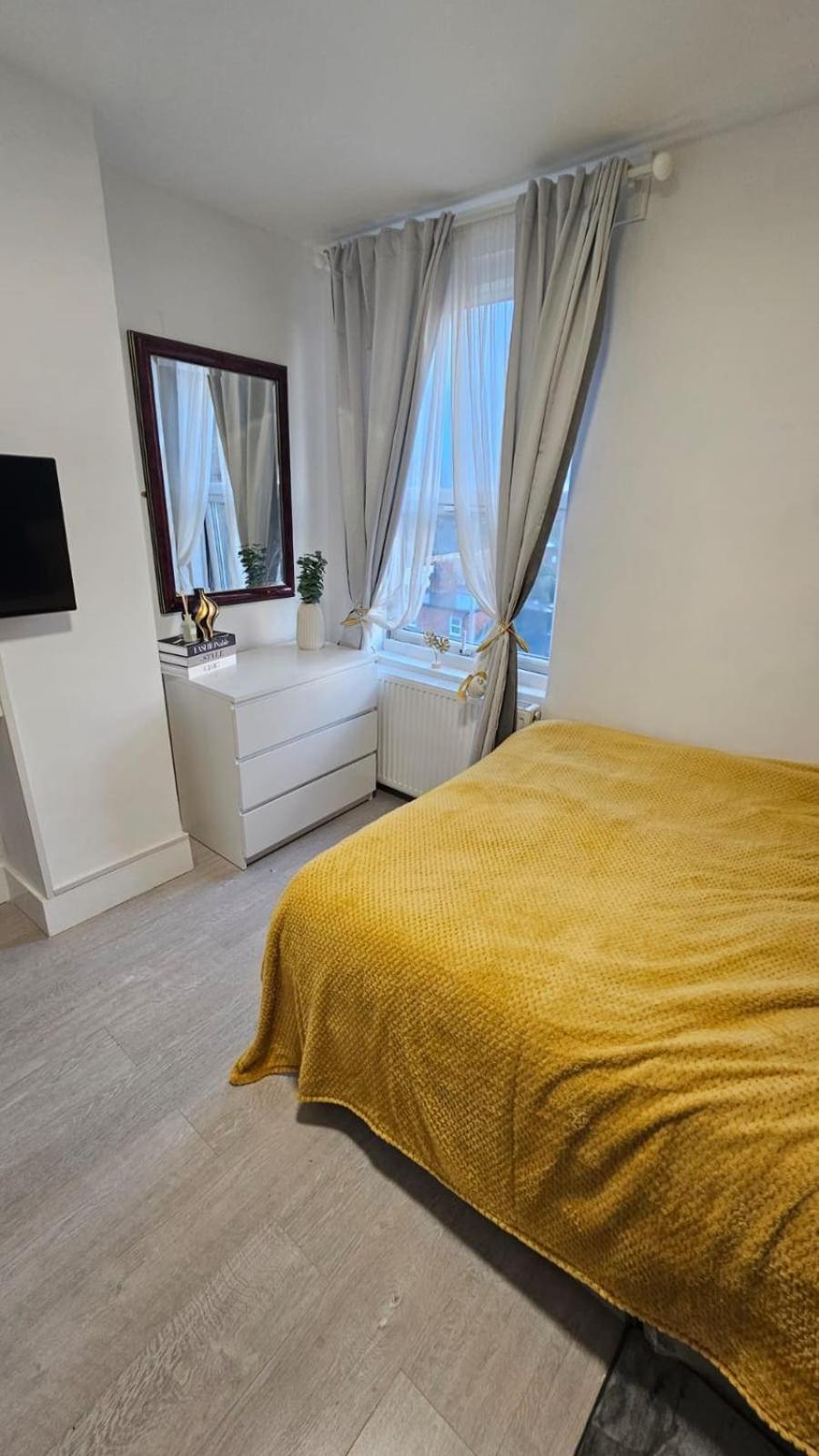 Spacious With Separate The Kitchen 4a Apartment London