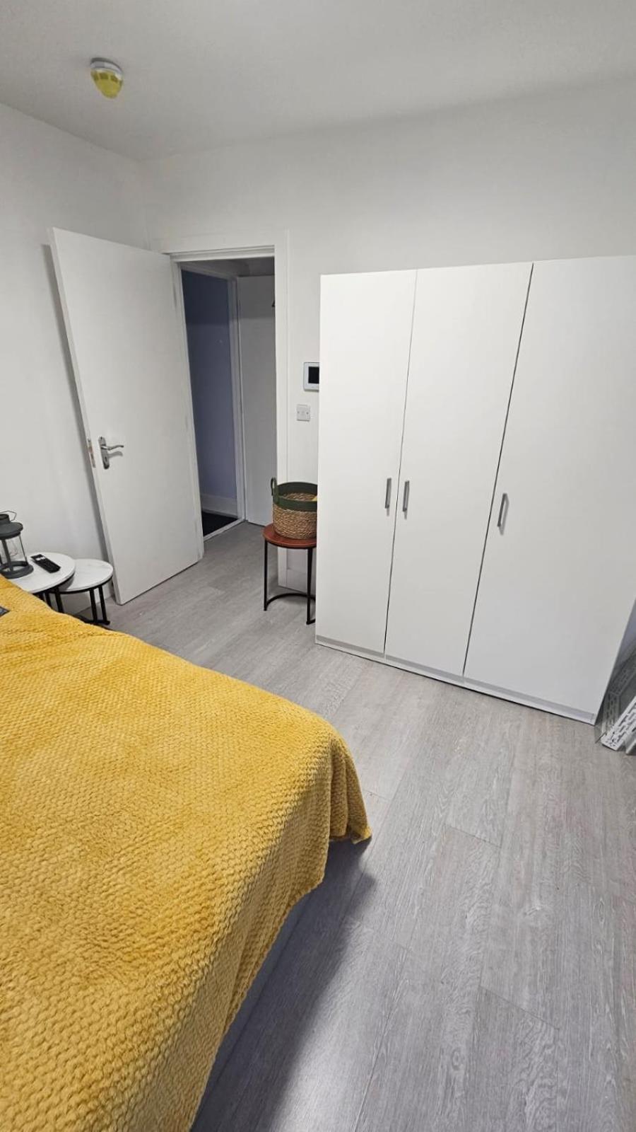 Spacious With Separate The Kitchen 4a London