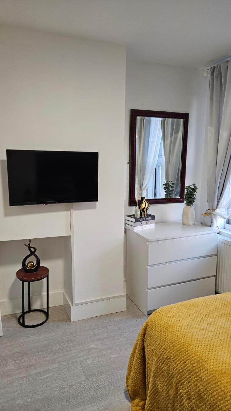 Spacious With Separate The Kitchen 4a * London