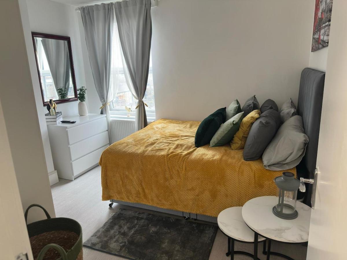 Spacious With Separate The Kitchen 4a Apartment London