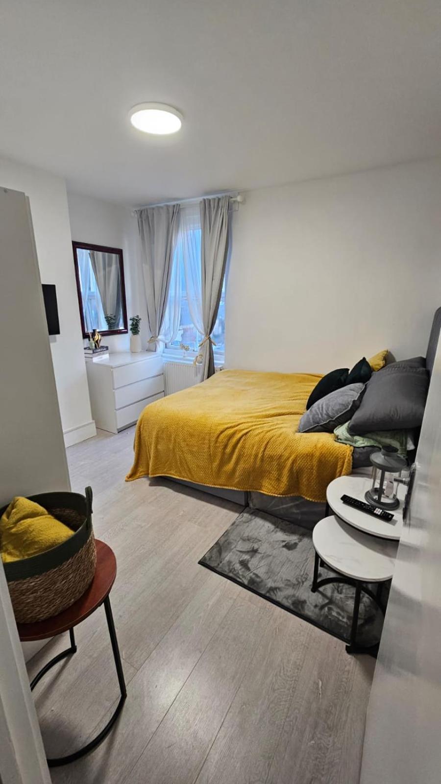 Spacious With Separate The Kitchen 4a * London