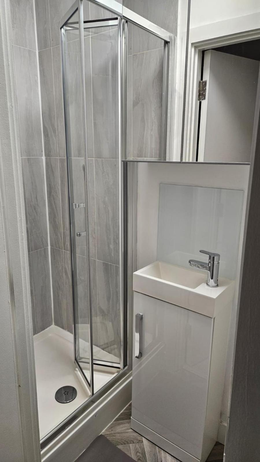 Apartment Spacious With Separate The Kitchen 4a London