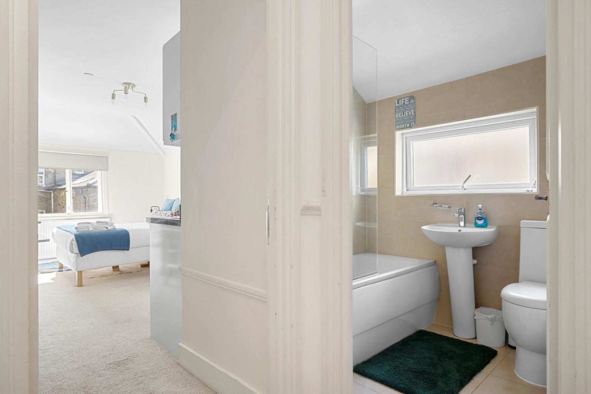 Stylish Private And Ensuite Near The Oval Apartment