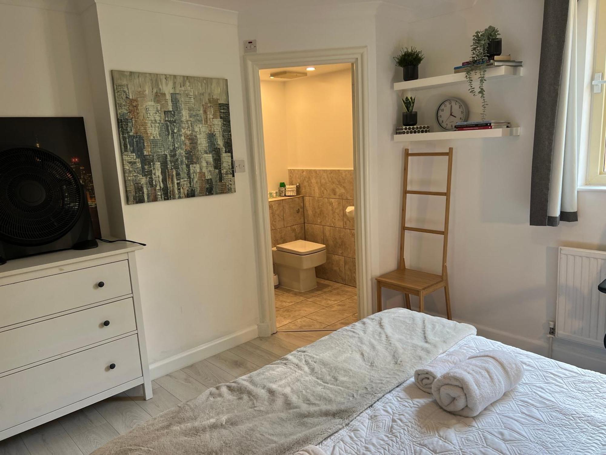 Tower Bridge King Bed En-suite With Parking And Balcony Apartment *