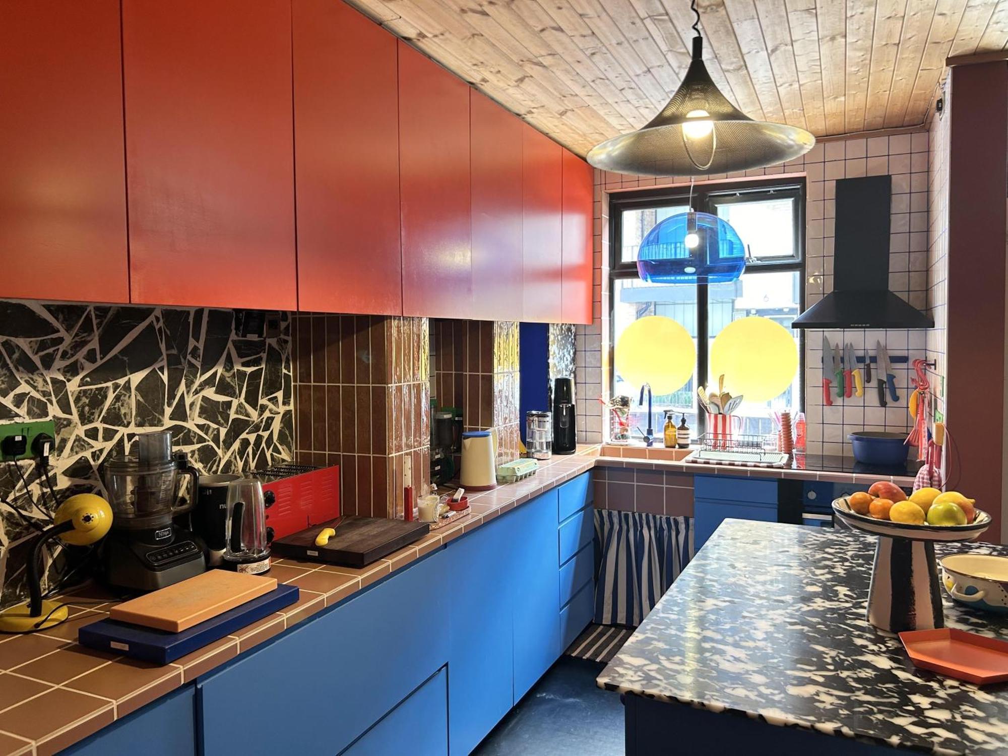 Apartment Klein House Clapton Sleeps 2-piano-patio-mirrorbed *