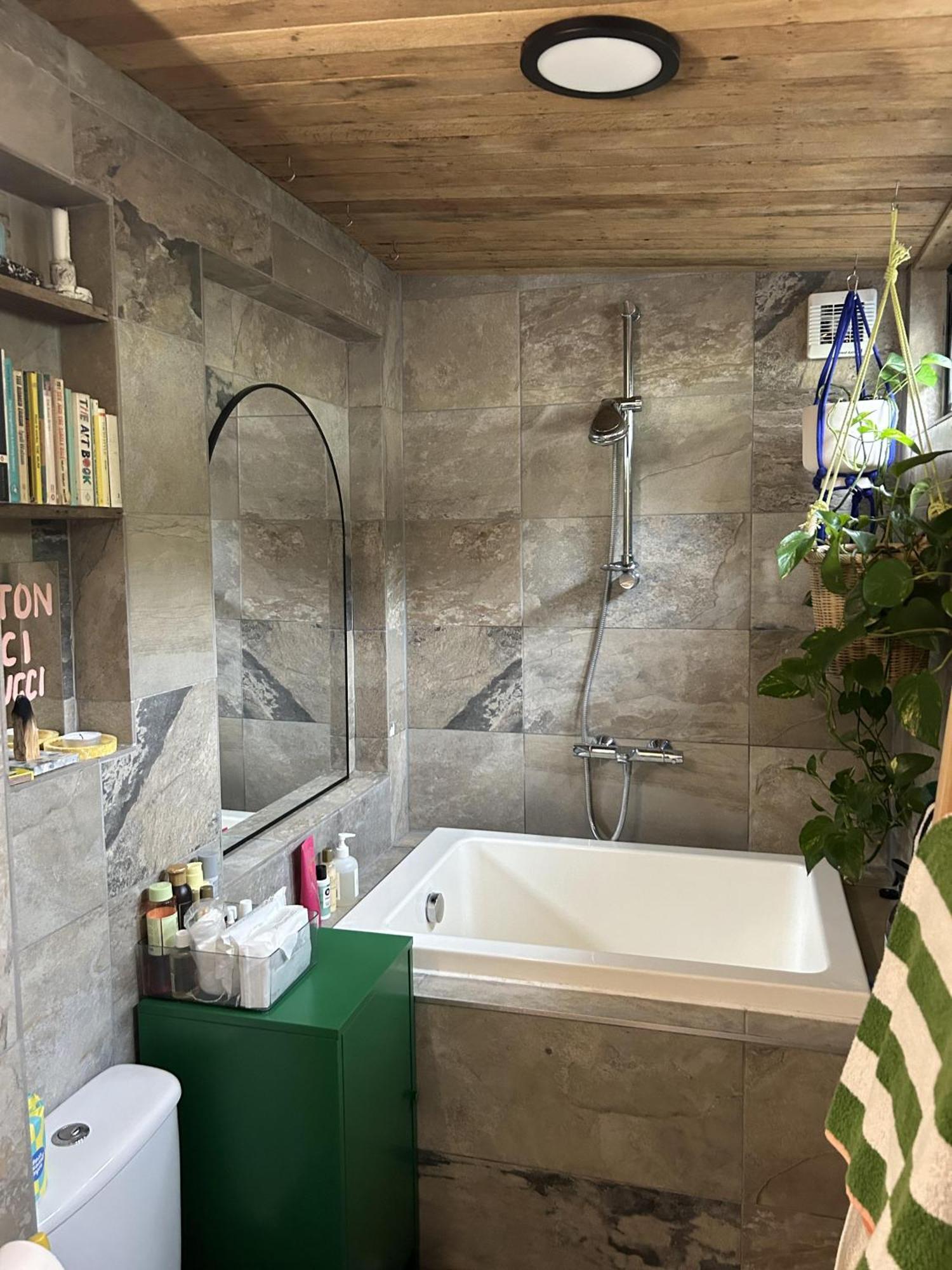 Klein House Clapton Sleeps 2-piano-patio-mirrorbed Apartment London