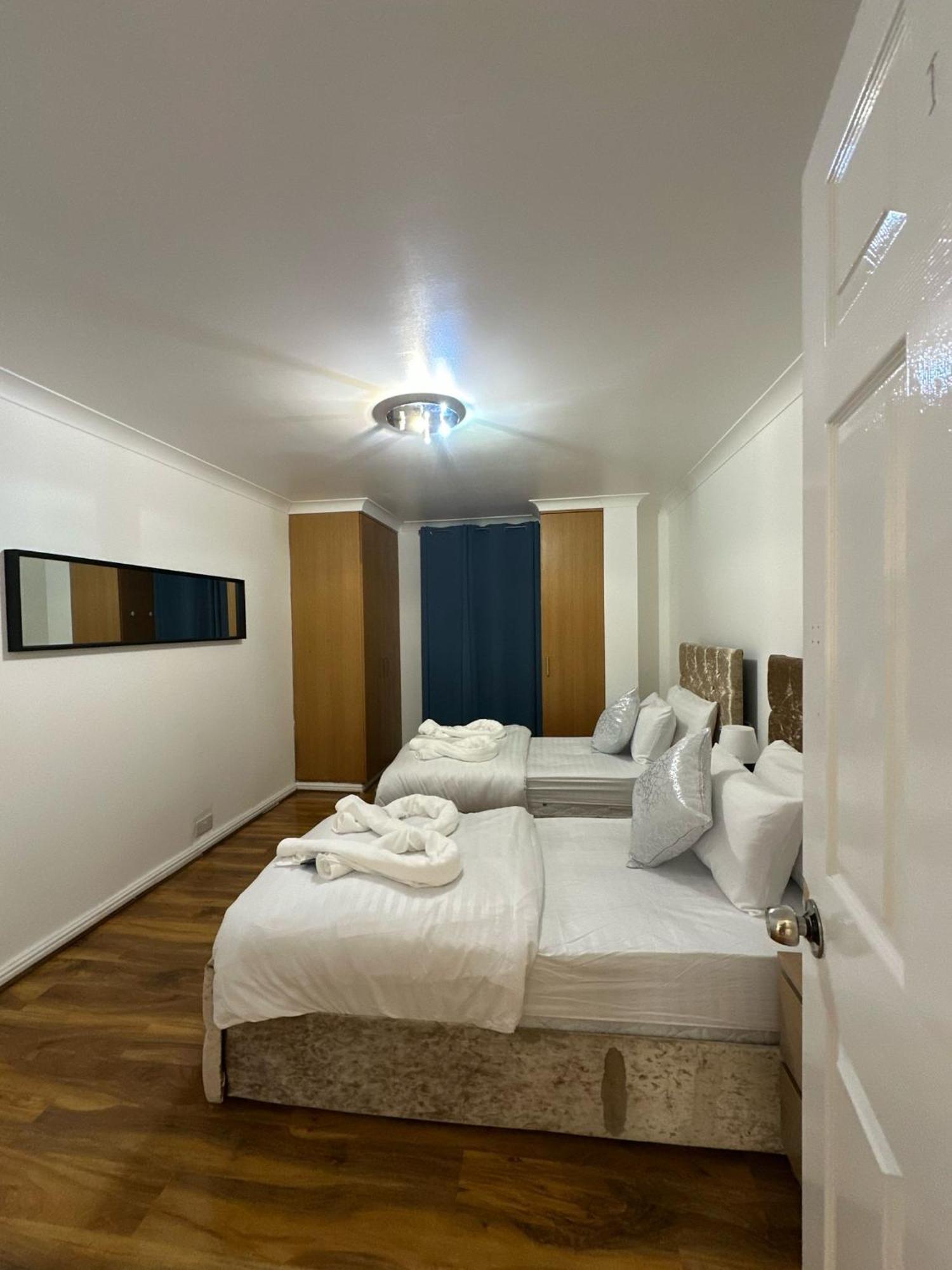 3 Bedrooms With Security 24 * London