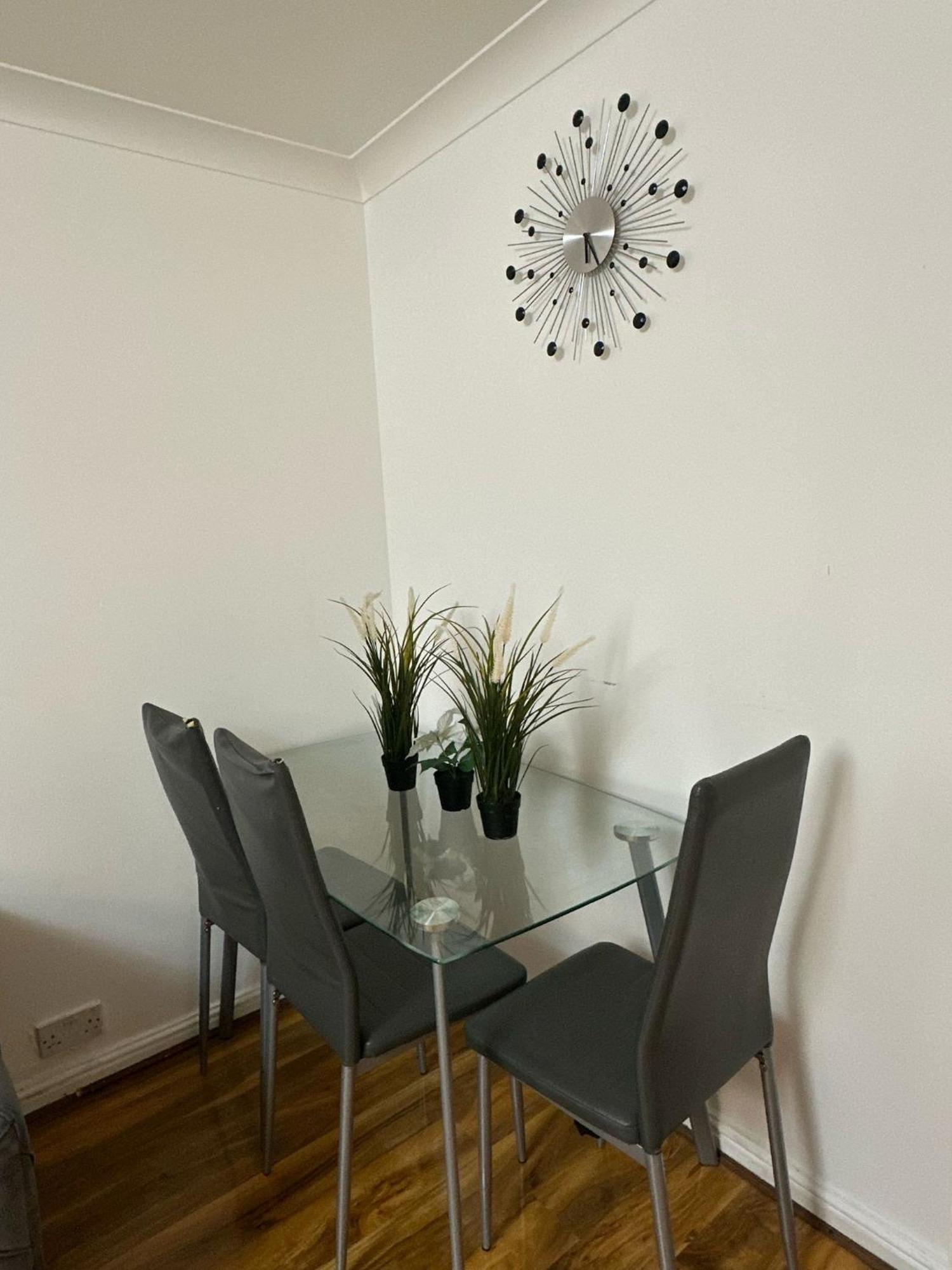 Apartment 3 Bedrooms With Security 24 *