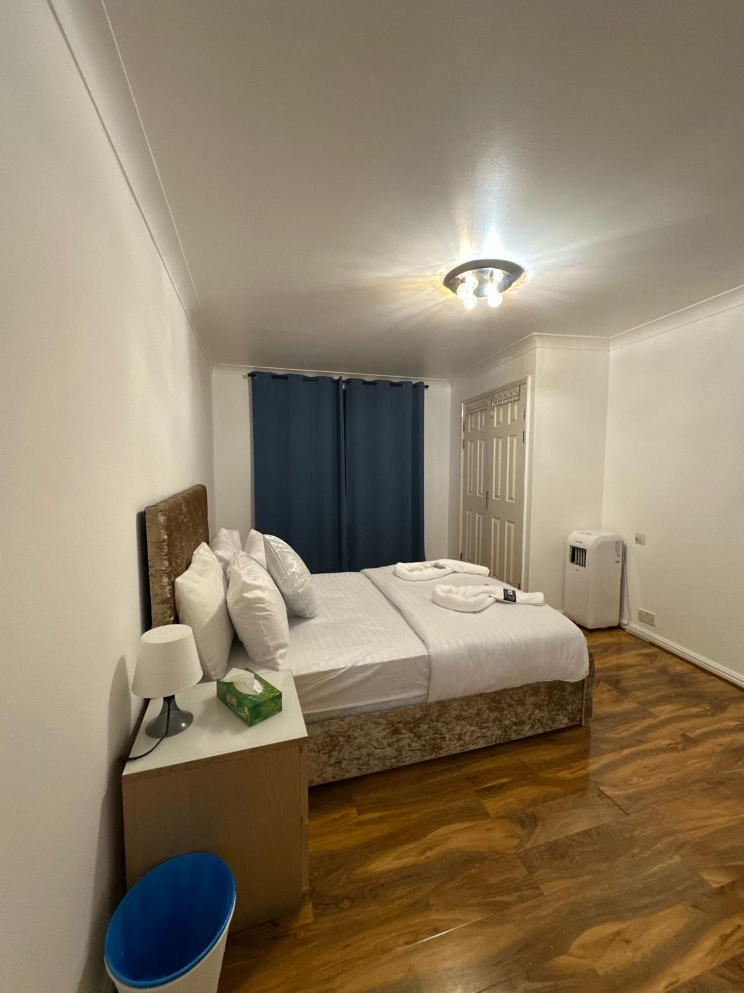 3 Bedrooms With Security 24 Apartment London