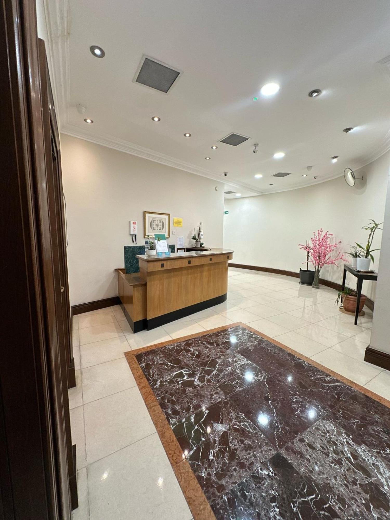 Apartment 3 Bedrooms With Security 24 *