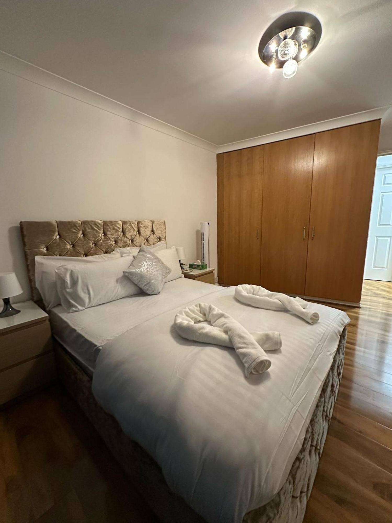 Apartment 3 Bedrooms With Security 24 *
