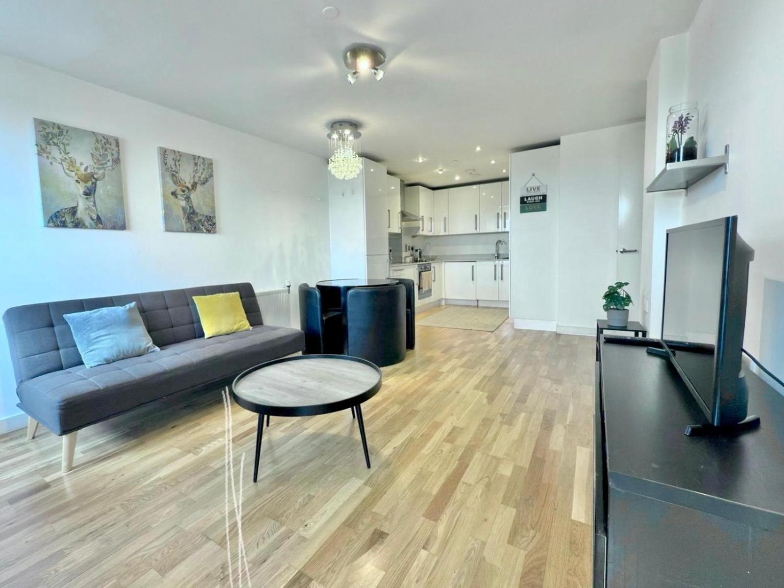 Stylish 2-bed Flat With Parking Apartment