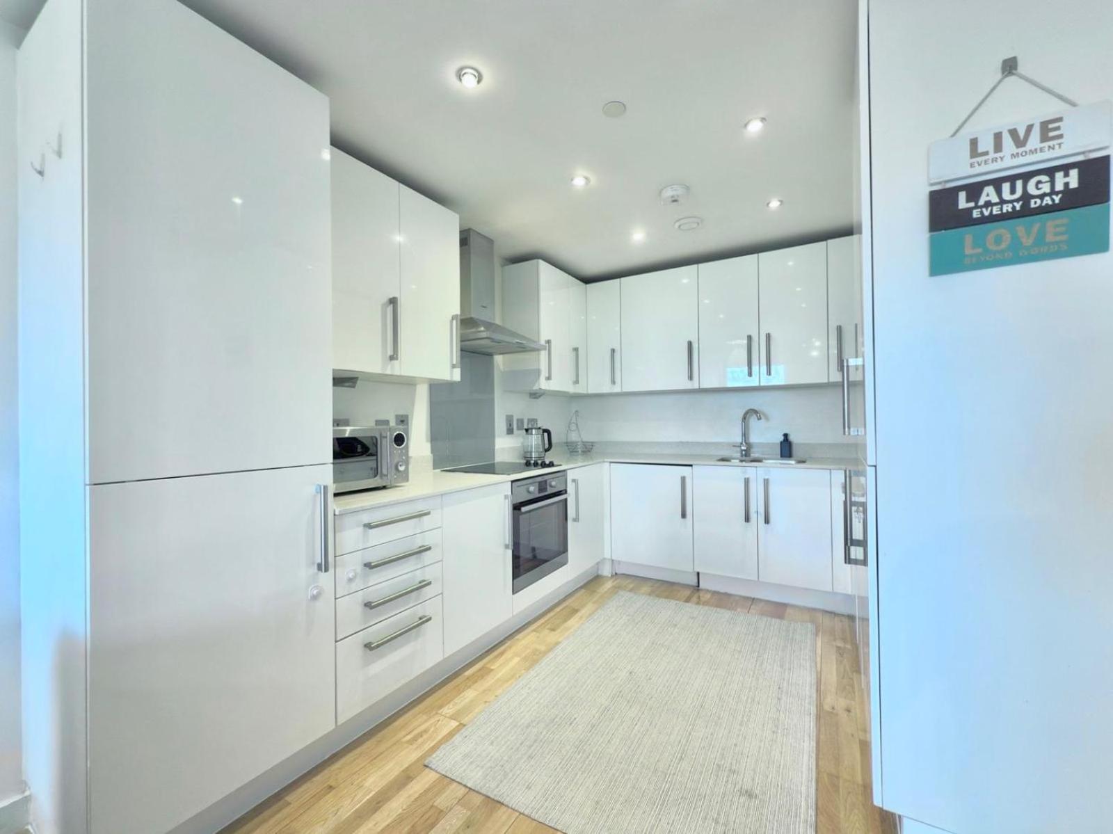 Stylish 2-bed Flat With Parking
