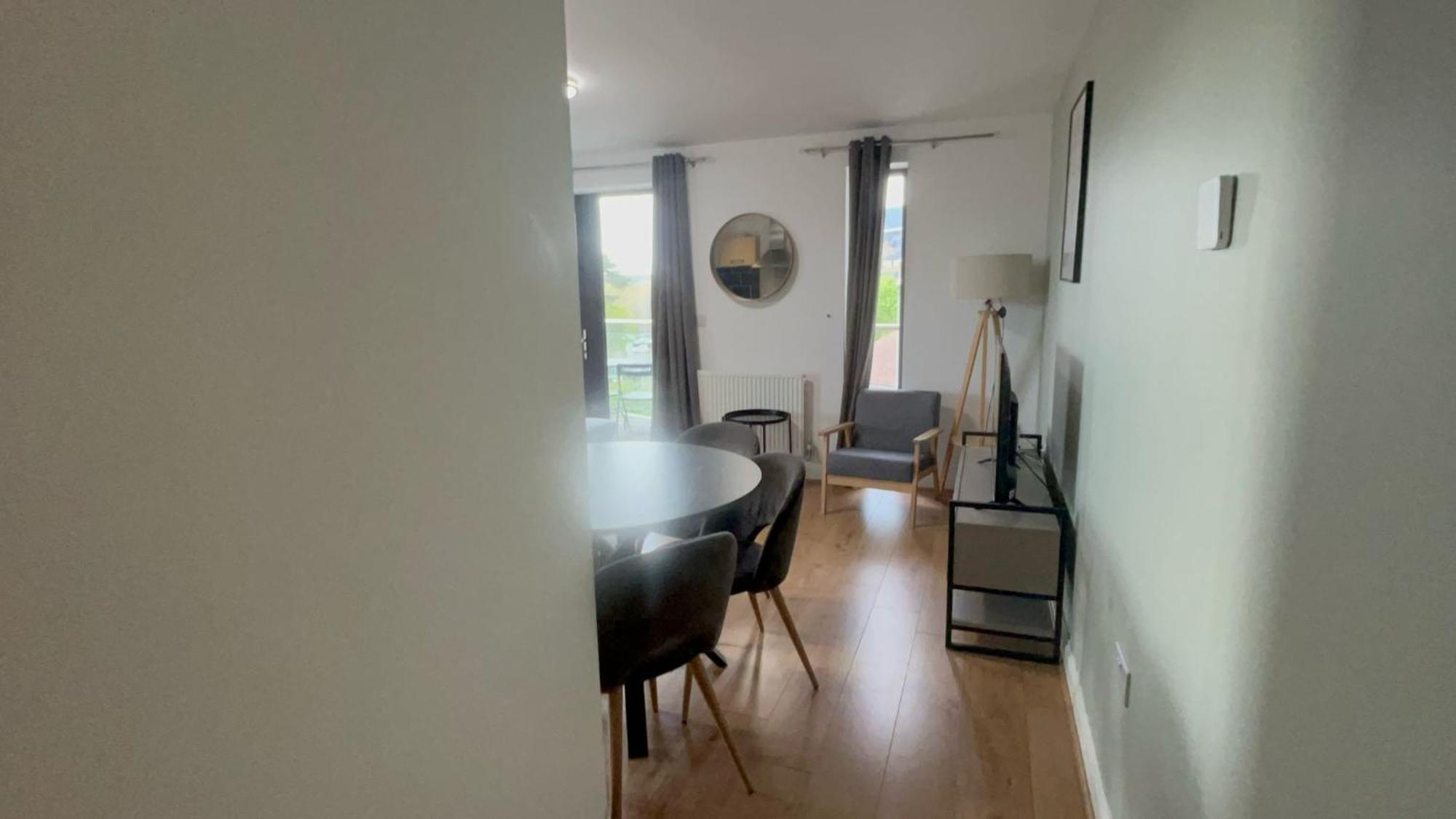 Relaxing Nine Elms - Walk To Cafes, Shops & River *