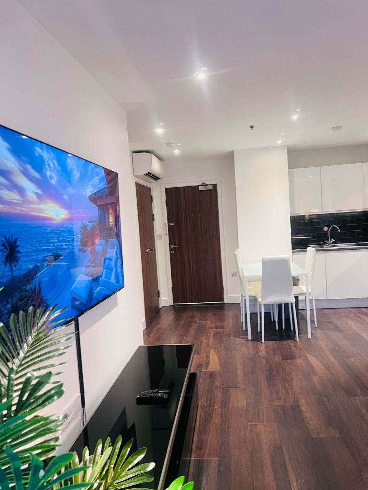 Luxury One Bed In West Apartment London