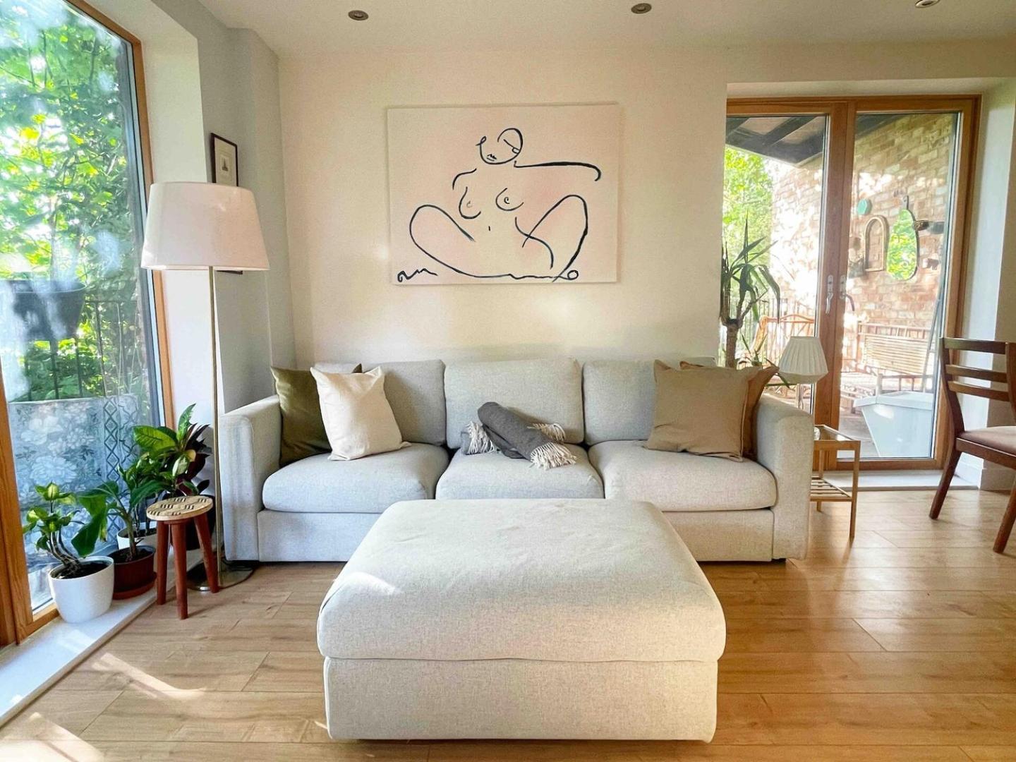 Beautiful Bright 3-bed Next To Station *