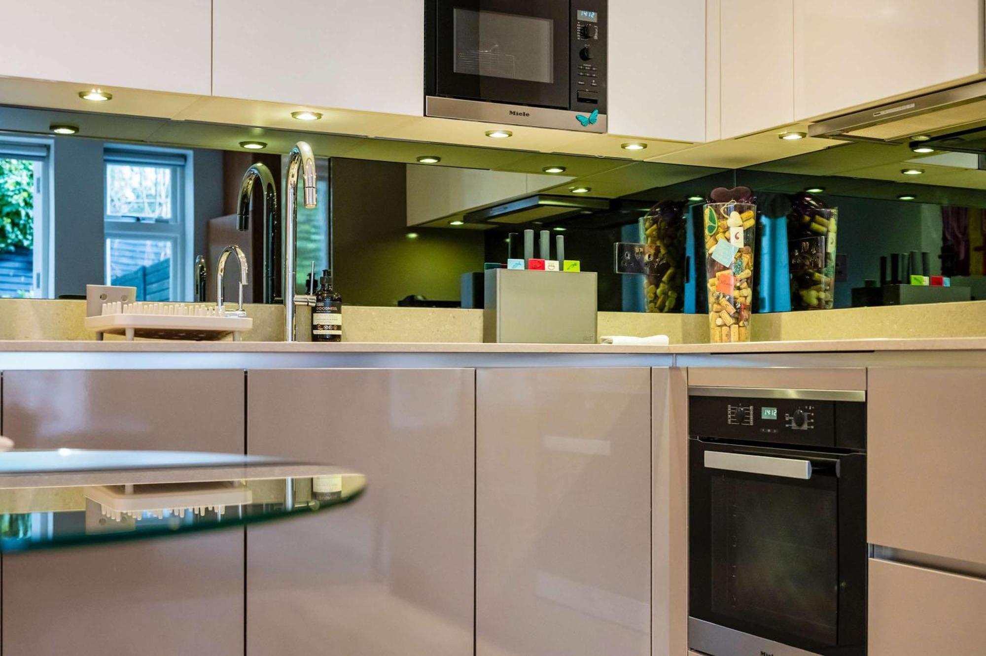 The Bohemian Rhapsody, Hampstead - By Out Of Office Lifestyle Apartment London