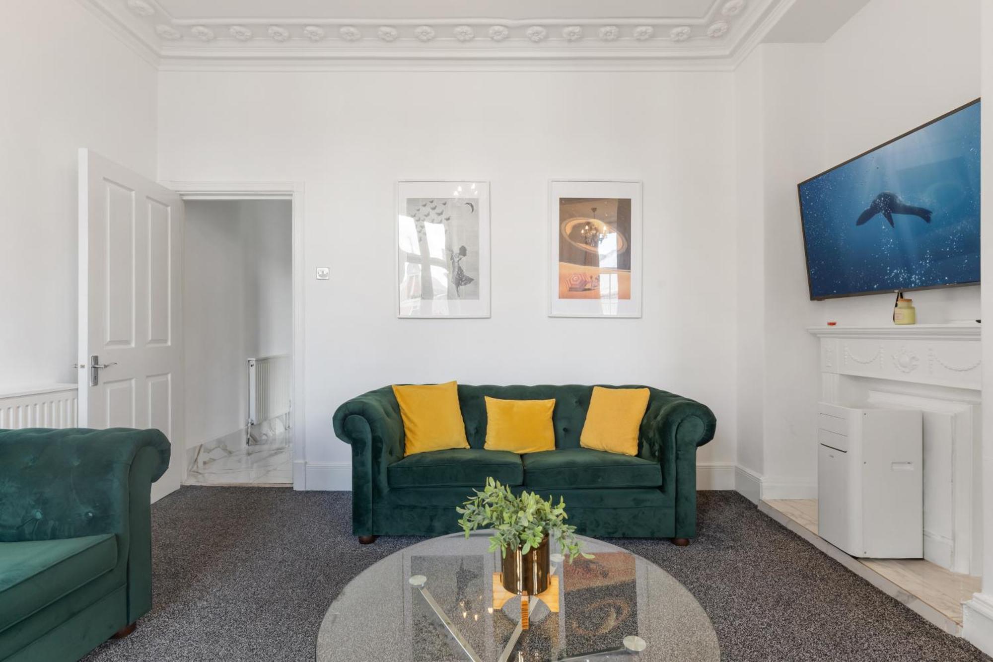 Luxurious On Oxford Street Apartment *