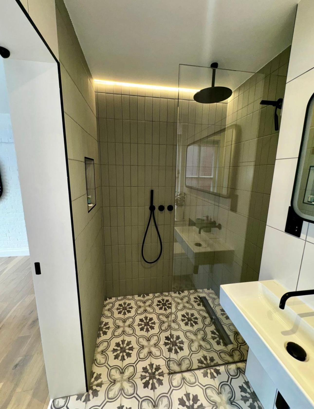 Newly Refurbished W/ River Views Lägenhet