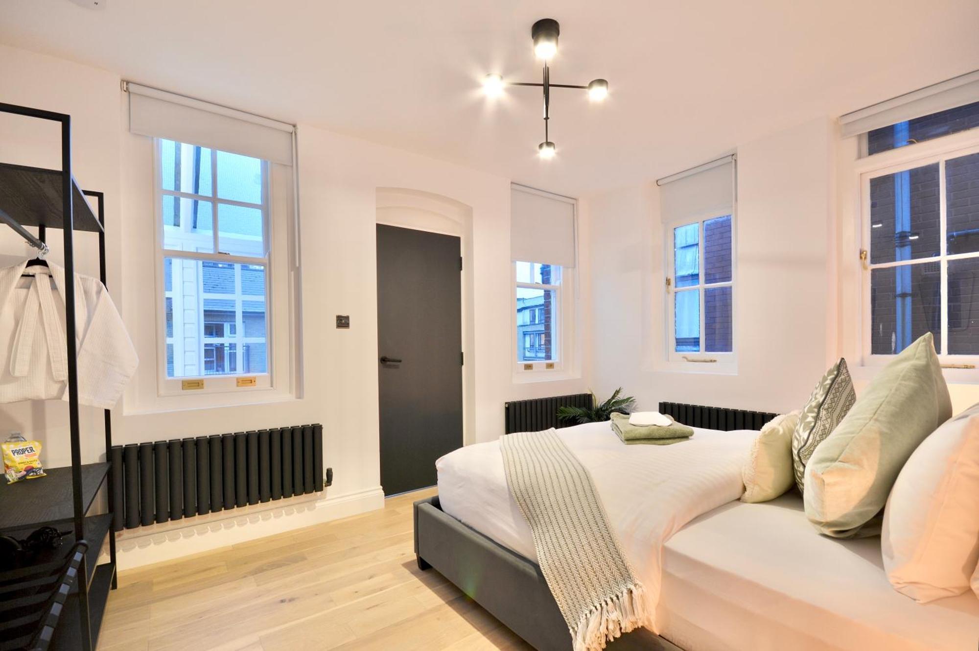 Newly Refurbished W/ River Views Lägenhet