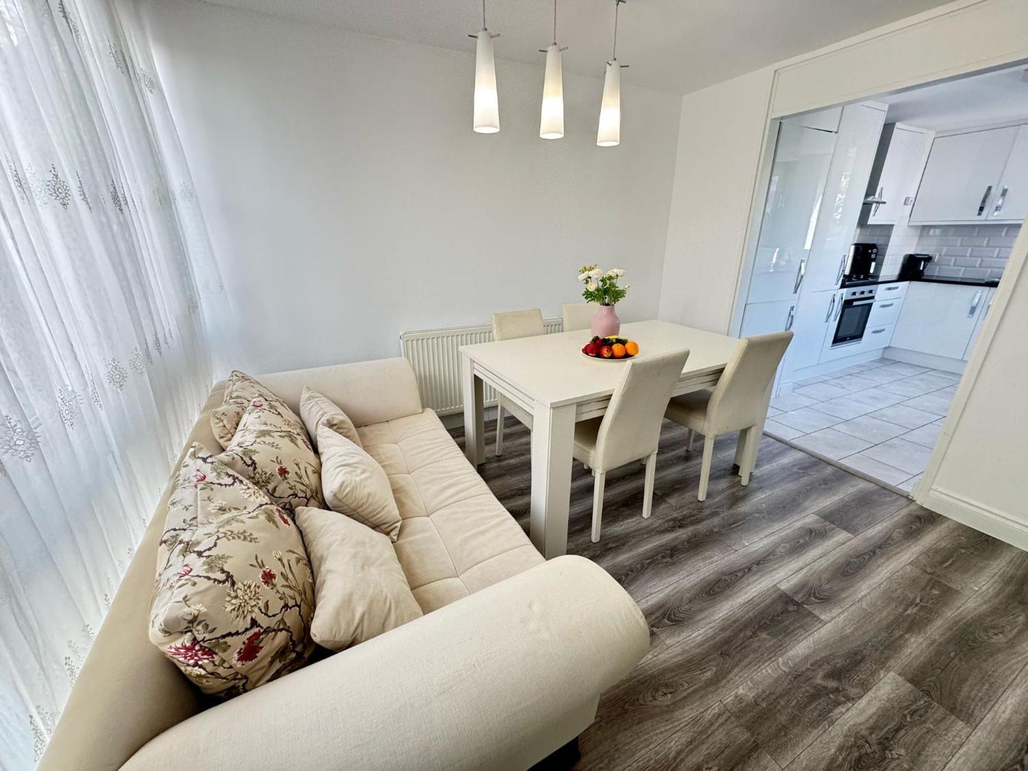 Betty Homes - Nearby Angel And Highbury * Londen