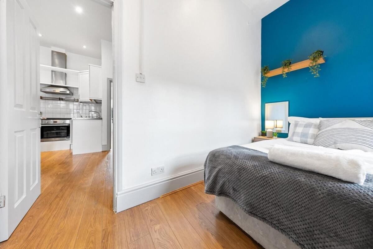 Luxurious 3 Bedroom Flat With Balcony In Kensington For 7 Next To Station Near Harrods Leilighet
