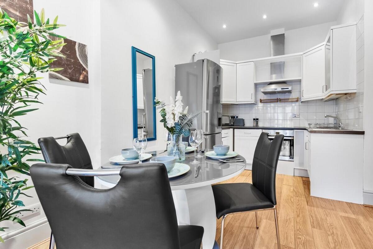 Leilighet Luxurious 3 Bedroom Flat With Balcony In Kensington For 7 Next To Station Near Harrods London