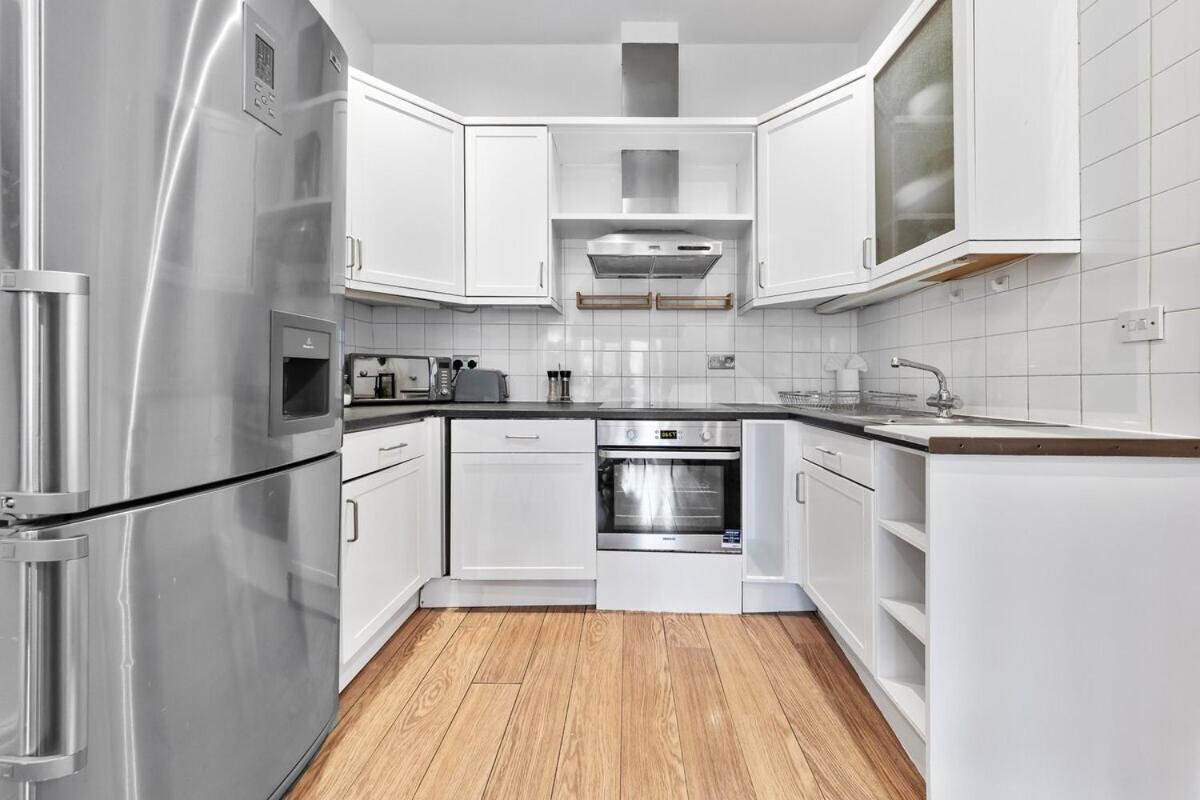 Luxurious 3 Bedroom Flat With Balcony In Kensington For 7 Next To Station Near Harrods Leilighet