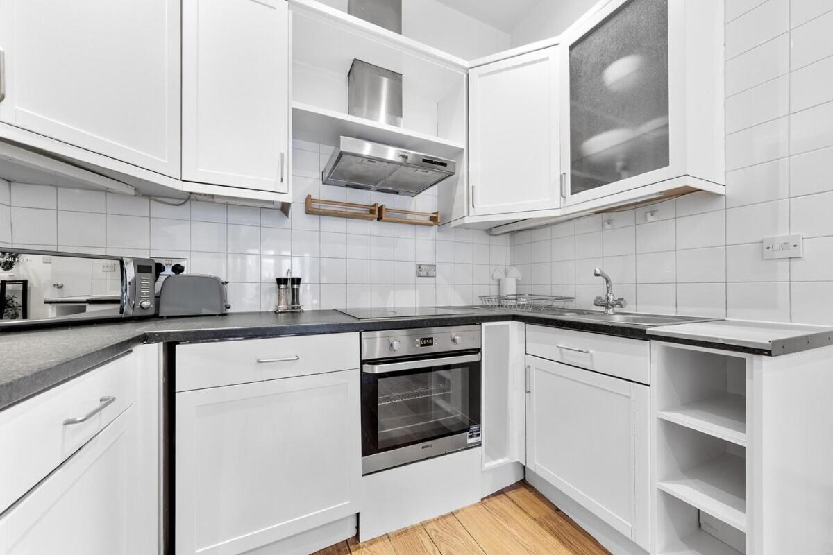 Luxurious 3 Bedroom Flat With Balcony In Kensington For 7 Next To Station Near Harrods Leilighet London