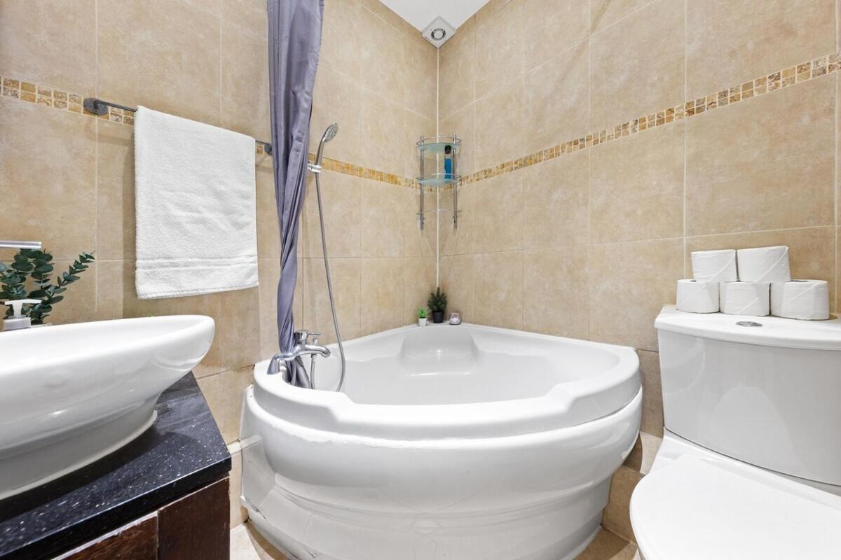 Leilighet Luxurious 3 Bedroom Flat With Balcony In Kensington For 7 Next To Station Near Harrods *