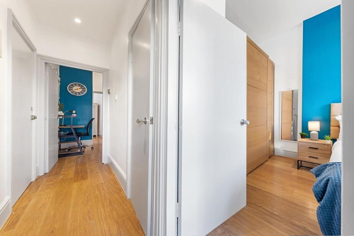 Luxurious 3 Bedroom Flat With Balcony In Kensington For 7 Next To Station Near Harrods Leilighet London