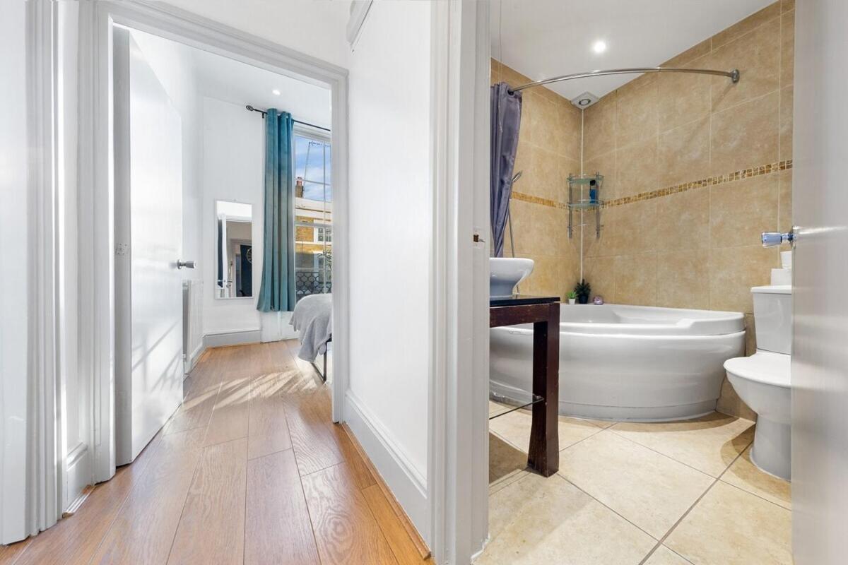 Luxurious 3 Bedroom Flat With Balcony In Kensington For 7 Next To Station Near Harrods Leilighet