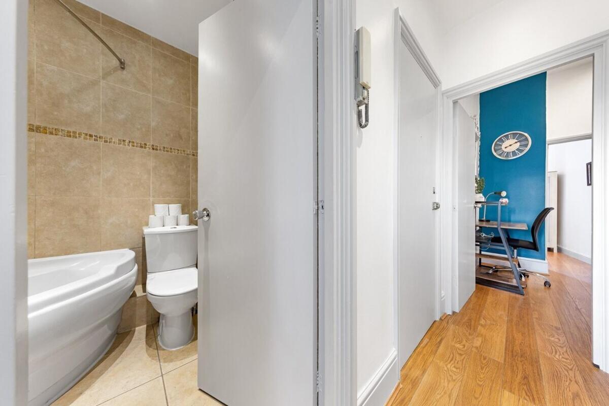Luxurious 3 Bedroom Flat With Balcony In Kensington For 7 Next To Station Near Harrods Leilighet London
