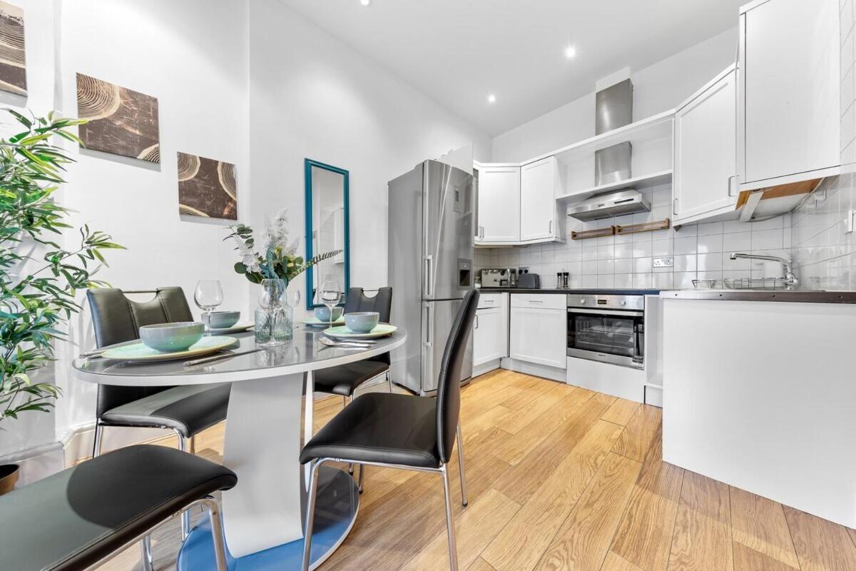 Luxurious 3 Bedroom Flat With Balcony In Kensington For 7 Next To Station Near Harrods Leilighet