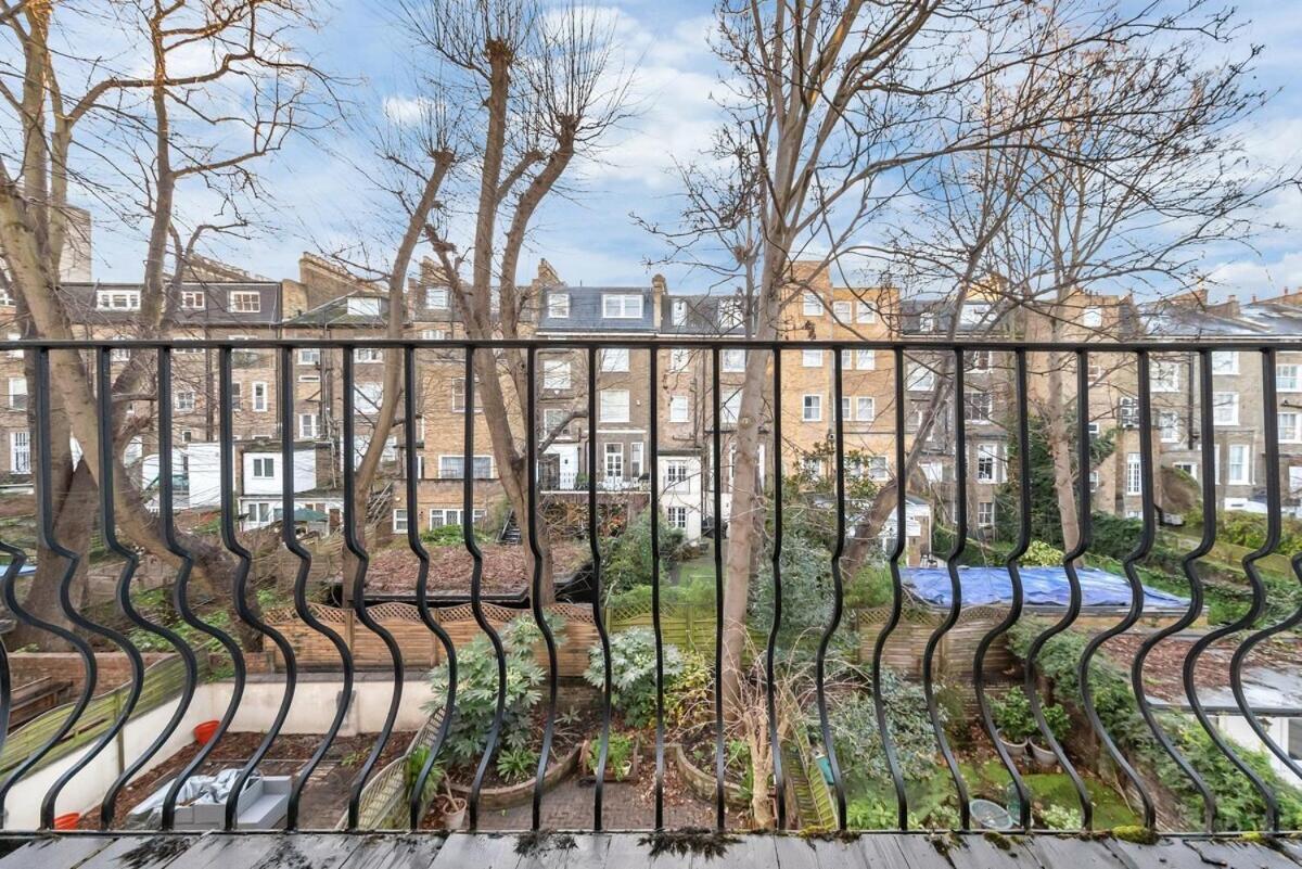 Luxurious 3 Bedroom Flat With Balcony In Kensington For 7 Next To Station Near Harrods Leilighet London
