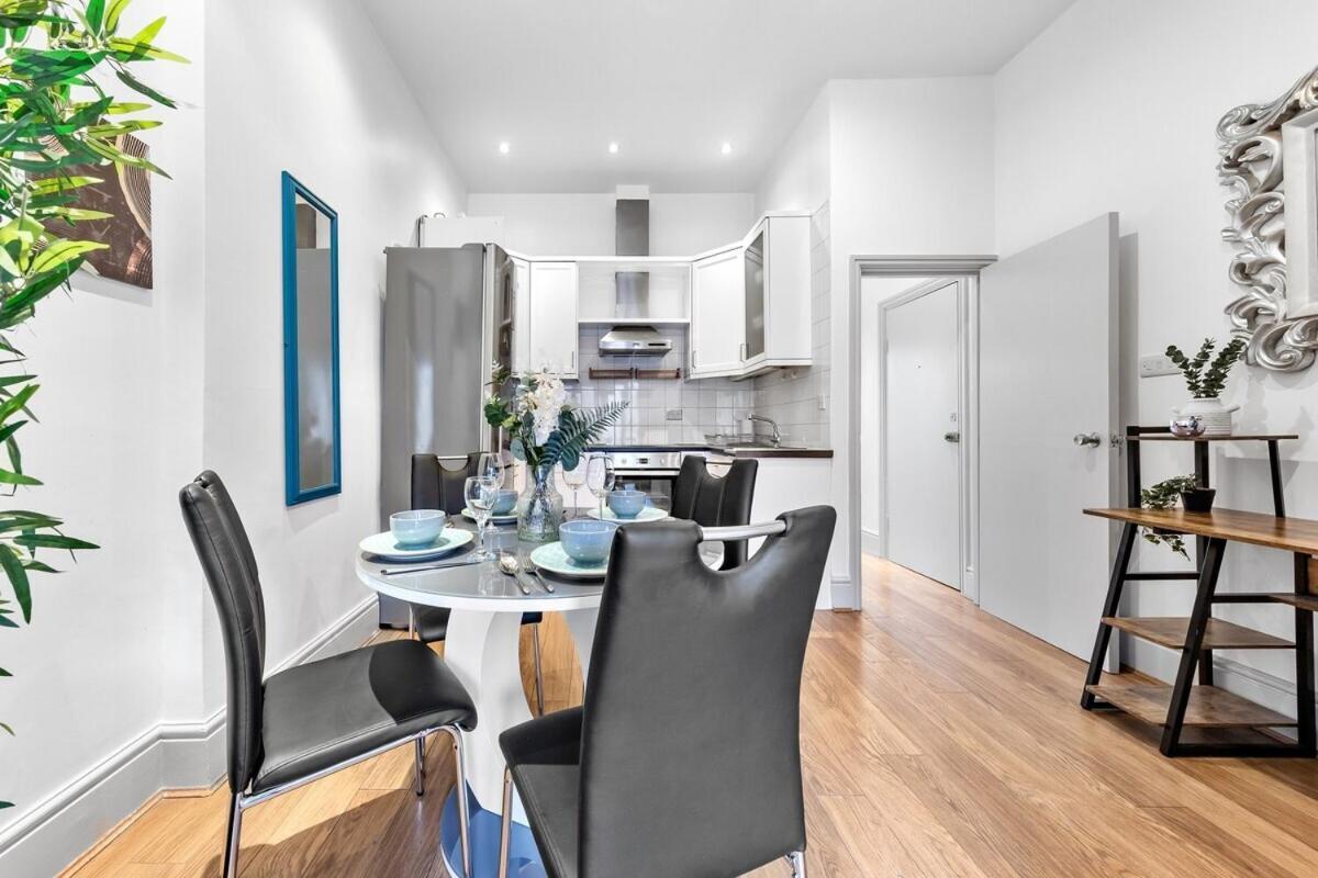 Leilighet Luxurious 3 Bedroom Flat With Balcony In Kensington For 7 Next To Station Near Harrods *